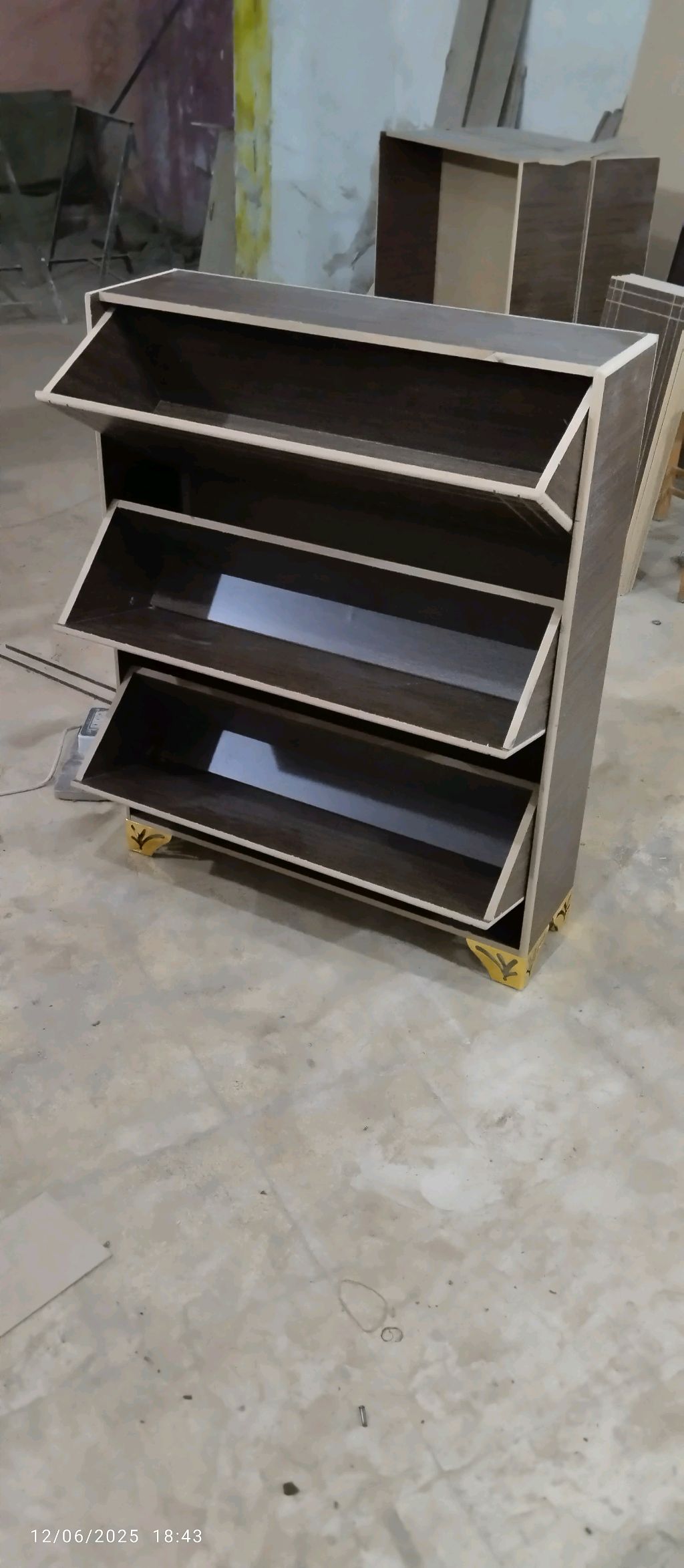 كم دينة  احذيه