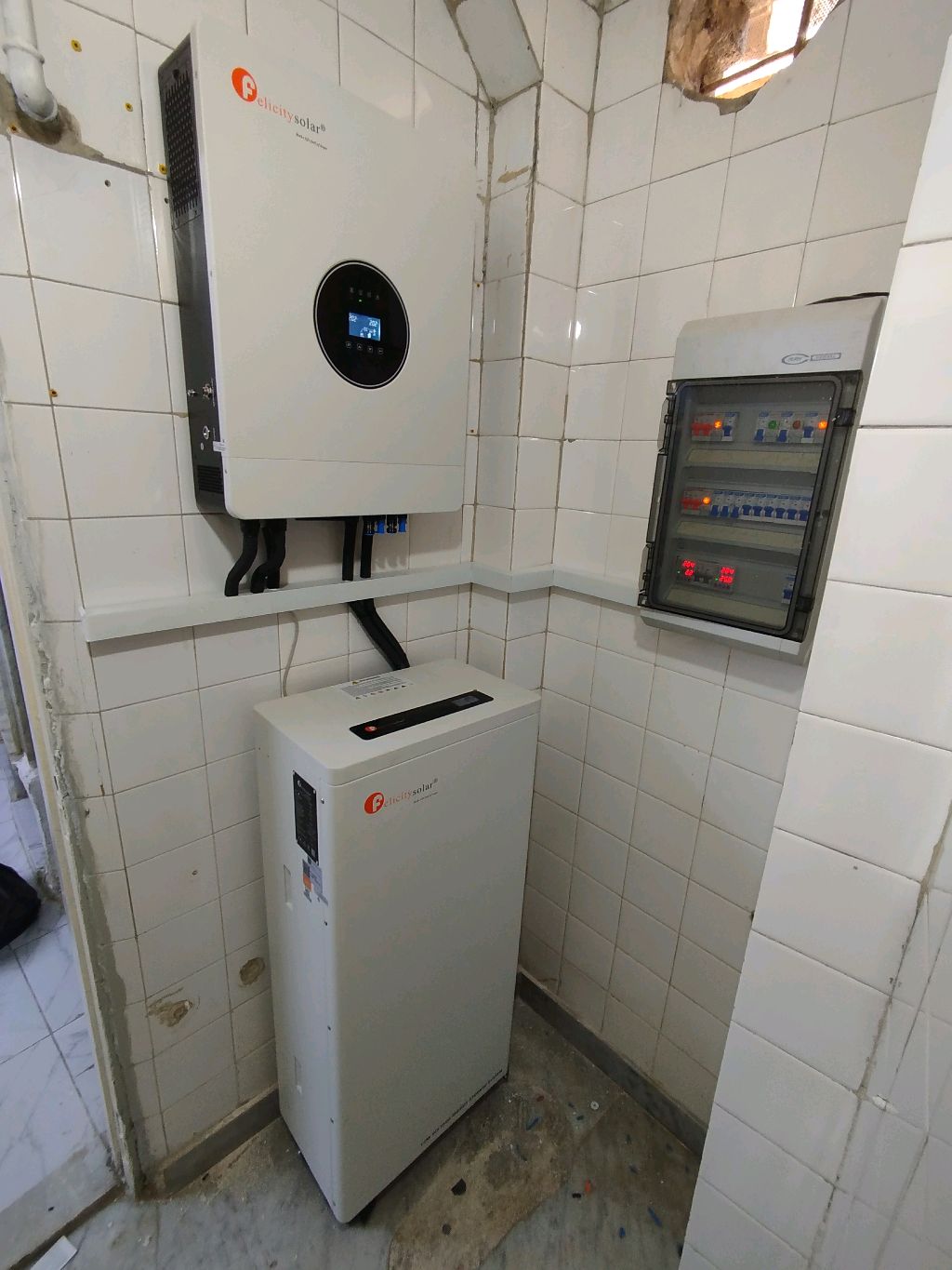 تركيب طاقات شمسية وتمديدات كهربائية